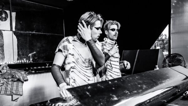 Tweeling dj op festival - foto de fotomeisjes