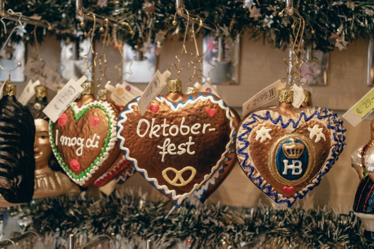 kerstballen op het Oktoberfest