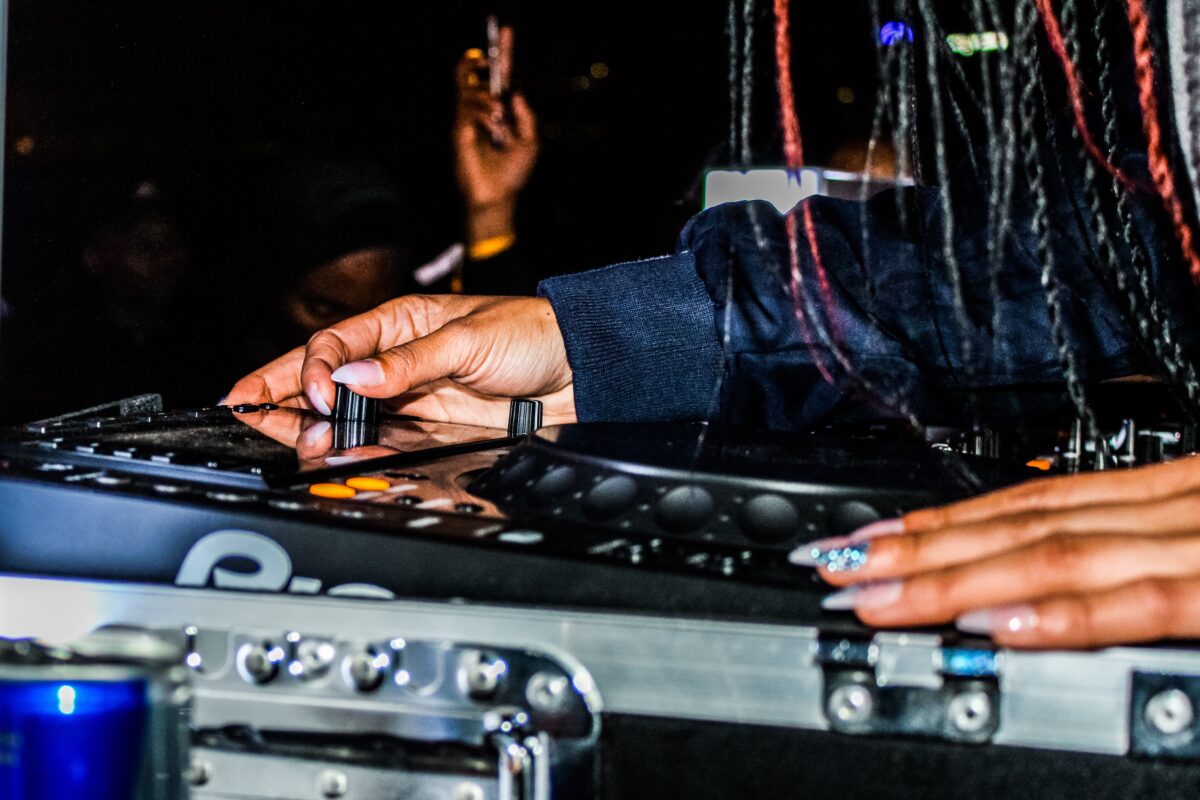 vrouwelijke dj achter mengpaneel