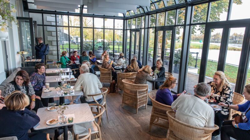 BFoto_Locatietour Deventer - Pillows Luxury Boutique Hotel Aan Den IJssel - tafels met stoelen in serre