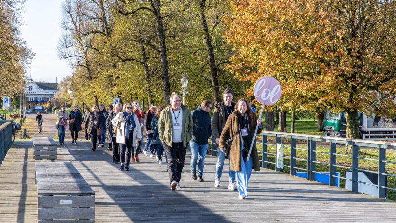BFoto_Locatietour Deventer - groep die door park loopt