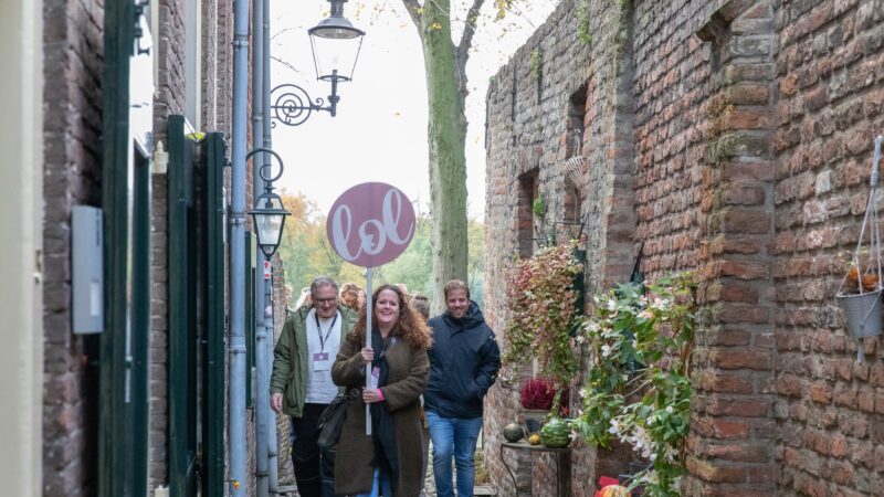 BFoto_Locatietour Deventer - groep die meeloopt achter bord LOL