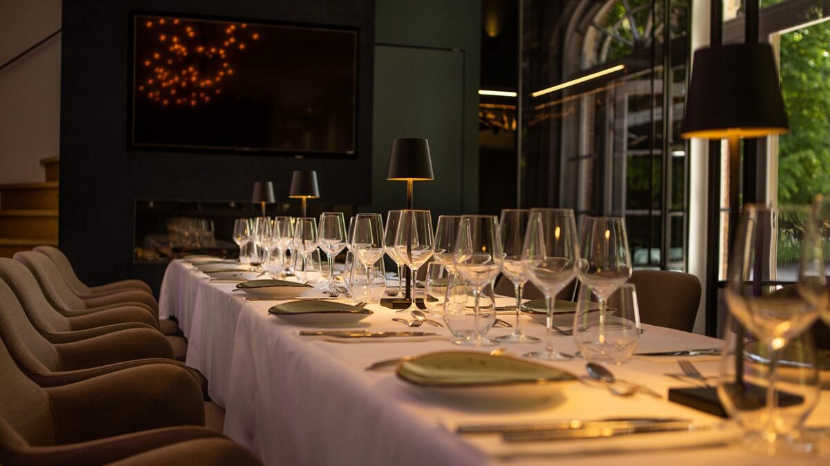 Kasteel-Rijnhuizen-dinertafel