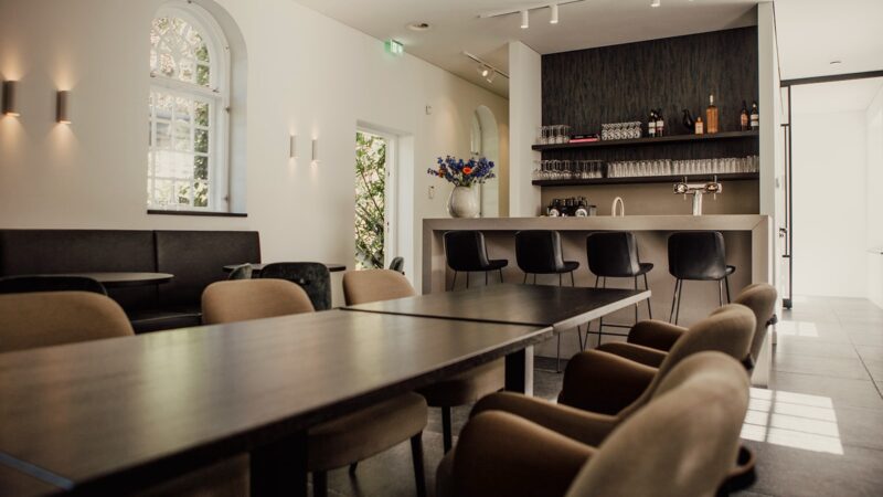 Kasteel-Rijnhuizen-vergaderzaal-met-bar