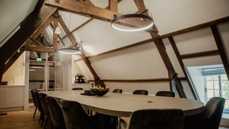 Kasteel-Rijnhuizen-vergaderzaal-met-ronde-lampen
