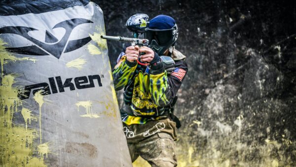 Man die aan het paintballen is met geweer | Bubble Soccer San Diego