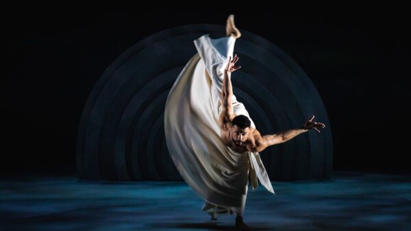 Danser met wit gewaad - Foto Floris Heuer