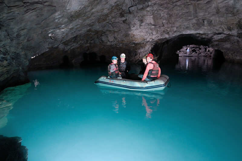 Go Below bootje in grot