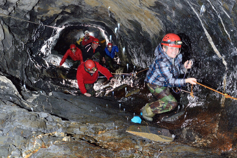 Go Below klimmen door grot