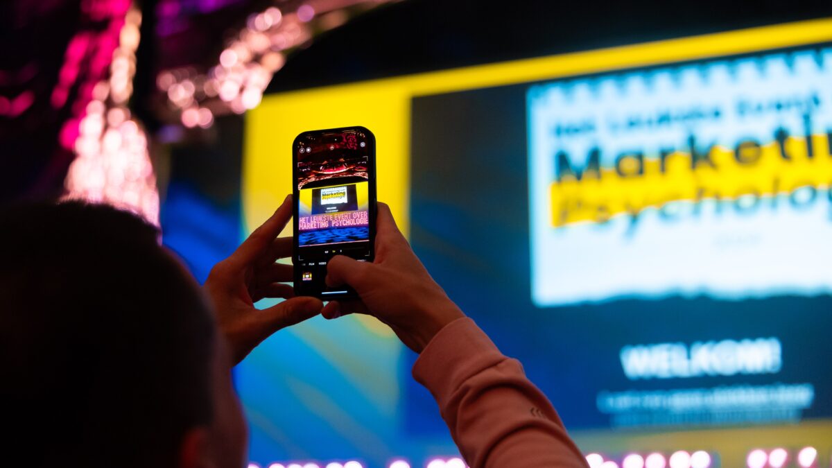 Foto maken met telefoon van podium _ Christ Coolen - Het Leukste event voor Marketing Psychologie _ Fotograaf Studios Ektor Tsolodimos