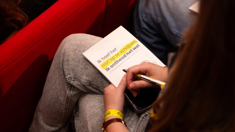 Notities maken _ Christ Coolen - Het Leukste event voor Marketing Psychologie _ Fotograaf Studios Ektor Tsolodimos