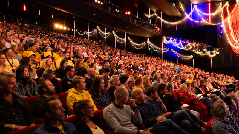 Plenaire zaal publiek _ Christ Coolen - Het Leukste event voor Marketing Psychologie _ Fotograaf Studios Ektor Tsolodimos