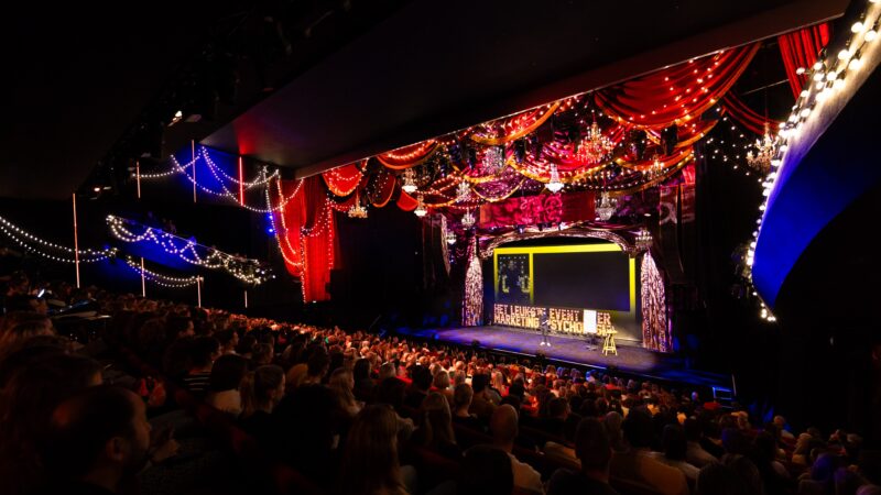 Plenaire zaal spreker _ Christ Coolen - Het Leukste event voor Marketing Psychologie _ Fotograaf Studios Ektor Tsolodimos