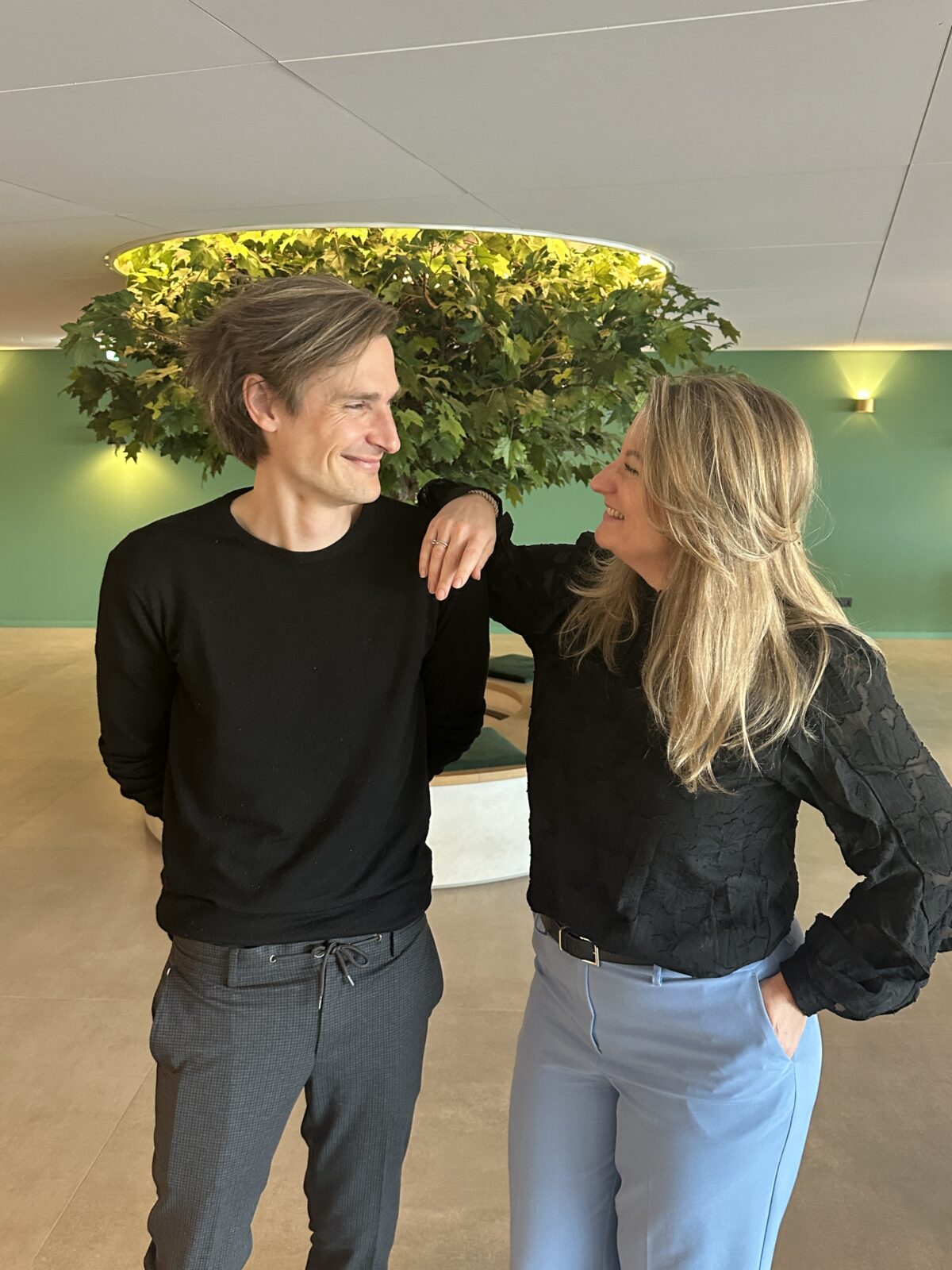 Diewertje Reekers (goMICE) en Rutger Bremer (Momice) staand