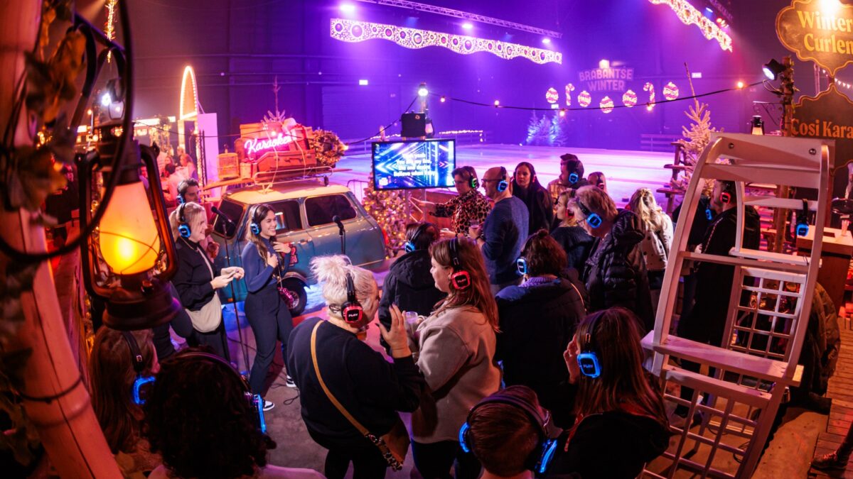Groep zingen Cafe de Play mini playback _ Fotograaf Marco Scheurink