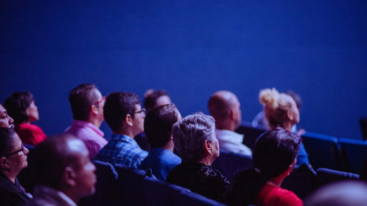 Publiek in zaal die naar podium kijkt | dagvoorzitter | Sprekershuys