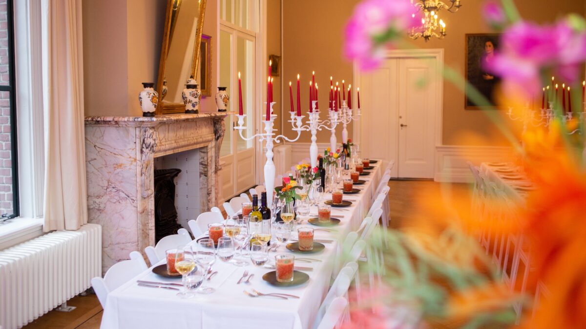 Uitgserveerd diner aan lange tafel | FoodFavors
