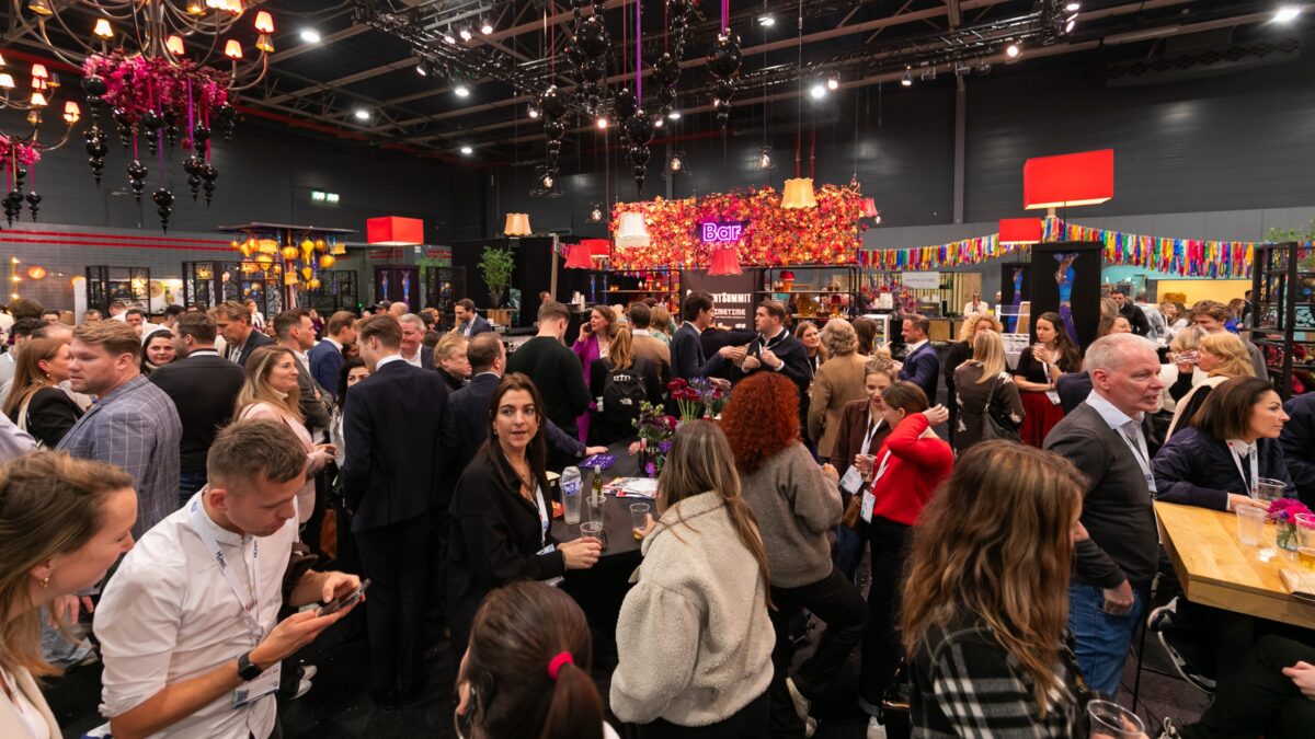 Volle beursvloer netwerken borrel | Impactplein
