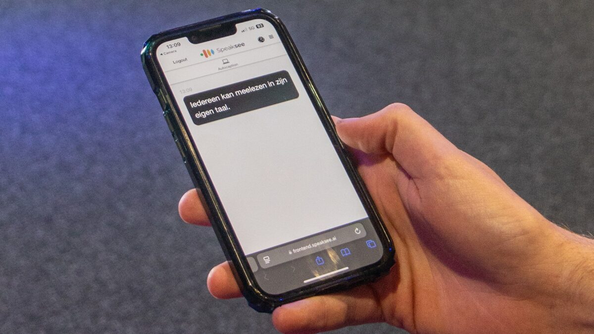 Heuvelman - Speaksee - telefoon in hand