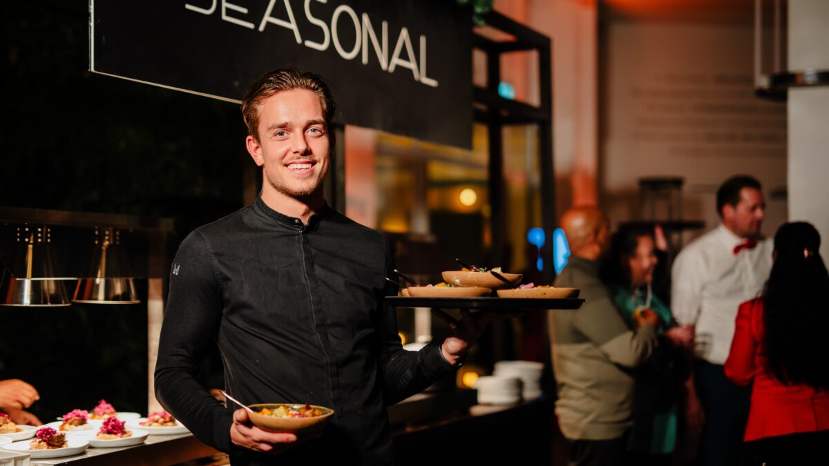 Gooiland _ Personeel met dienblad