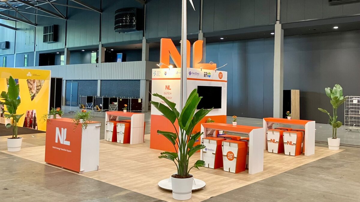 Kartent _ NWEA kartonnen beursstand