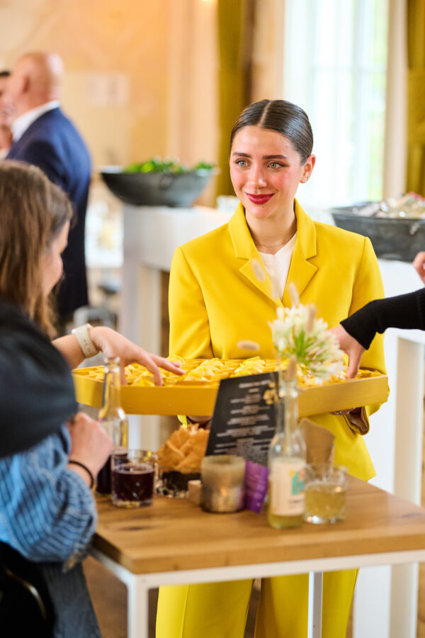 Vermaat Events 0ntvangst en pauze met gele munchkins